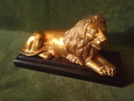 Piękny duży mosiężny lew na podstawie z czarnego marmuru