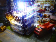 KAMIENICA w Budowie z Rusztowaniem i Oświetleniem w H0