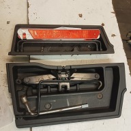 toyota corolla e12 lewarek trapezowy zestaw narzędzi trójkąt ostrzegawczy