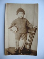 MOSKWA ROSJA DZIECKO NA STOŁKU Z ZABAWKĄ przedwojenne FOTO