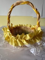 Koszyk wielkanocny wiklinowy żółta serwetka biała koronka dekoracja