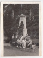 KRYNICA KURACJUSZE POD POMNIKIEM MICKIEWICZA MODA LATA 50-TE PRL