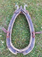 Zabytkowe Chomąto zdobione z Konikami - wystrój ogrodu chaty Agroturystyka