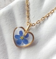 Serduszko z niezapominajką, złoty wisiorek z żywicy, stal, prezent dla żony