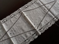 BIEŻNIK-SERWETA - HAFT, MEREŻKI I KORONKI 108 / 26 cm.