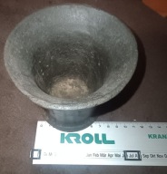 Stary metalowy moździerz laboratoryjny lub apteczny,