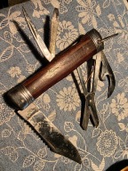 Ciekawy scyzoryk z mahoniowymi okładzinami.