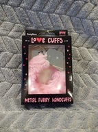 Metalowe kajdanki pokryte różowe futerkiem