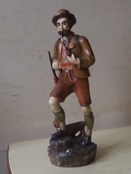 Rzeżba drewniana - z fajką i pieskiem u boku.