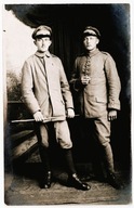 Fotografia 2 żołnierzy w mundurach – atelier, ok. 1914–1916