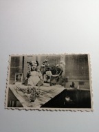 KOMODA DEKORACJA STARA LALKA- WYSZYWANA MAKIETA FOTOGRAFIE RODZINNE