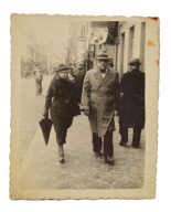 FOTOGRAFIA 1939 r. TORUŃ PRZECHODNIE ULICA SZYLDY SKLEPOWE SYGNOWANA