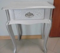 PIĘKNA STYLOWA SZAFECZKA SREBRNO-BIAŁA LUDWIK GIĘTE NOGI ZADBANA 44X32 cm