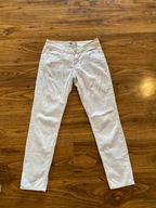 Białe spodnie jeansy eleganckie modny fason