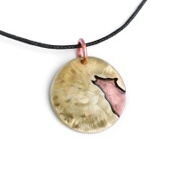 Wyjący wilk. Wisiorek z mosiądzu i miedzi. Amulet mocy.