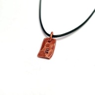 Malutki wisiorek z miedzi z Twoją literą.