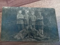 ŻOŁNIERZE PRUSCY ZDJĘCIE W OGRODZIE Z PŁOTEM 1917 rok