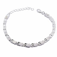 Elegancka Srebrna Bransoletka – Ażurowy Splot, Kwiatowy Motyw