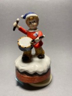 Dobosz chłopiec z bębnem. Figura z pozytwka #259