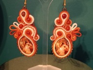 Kolczyki sutasz z Alfonsem Muchą