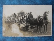 Wóz drabiniasty z dziewczynami w strojach ludowych - stare zdjęcie / konie