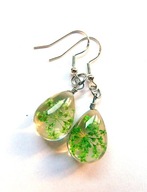 Zielone kwiaty zatopione w szkle, delikatne kolczyki