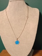 Srebrny medalik z łańcuszkiem, emalia