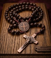 Różaniec Benedyktyński św. Benedykta brązowy drewniany na sznurku