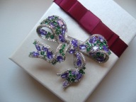 ELEGANCKA BROSZKA KOKARDA CYRKONIE + PUDEŁKO PREZENTOWE