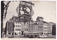 Warszawa Rynek Kawiarnia pod Krokodylem samochód Wołga Autobus 1964r.