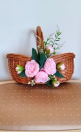 Koszyk wielkanocny zdobiony kwiatami