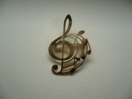 BROSZKA KLUCZ WIOLINOWY Z NUTKAMI - STAL NIERDZEWNA