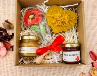 KOSZ PREZENTOWY dzień babci miód z pigwowcem piernik mak Przystań pyszności