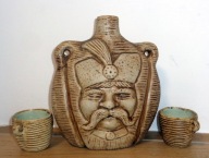 Polska ceramiczna karafka z orłem ,szablami i szlachcicem 1 l i kubkami .