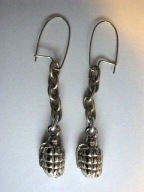 Kolczyki z granatem odłamkowym na łańcuszku i zapięciem angielskim Metal