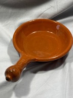 Stara ręcznie wykonana ceramiczna patelnia