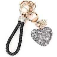 Czarny pleciony brelok z serduszkiem z kryształkami – elegancki dodatek