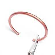 Energetyzująca bransoleta z miedzi z turmalinami wewnątrz.