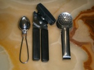 OTWIERACZ KONSERW MADE IN ITALY ZAPARZACZ UCHWYT