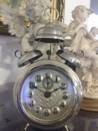 Budzik z trzema dzwonkami Badische Uhrenfabrikj z około 1905r