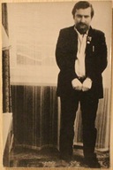 LECH WAŁĘSA - ARESZTOWANY, SKŁÓTY KAJDANKAMI, CIEKAWE ZDJĘCIE