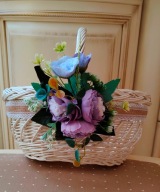 Koszyk wielkanocny z polskiej wybielanej wikliny- zdobiony kwiatami