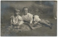 SIOSTRA I BRAT DZIECI ZABAWKI KARABIN KÓŁKO MEDALIK OK. 1900