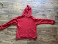 Czerwona bluza z kapturem i kiszenią kangurka