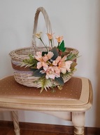 Koszyk wielkanocny biały zdobiony kwiatami