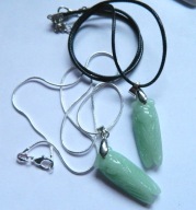 Cykada z jasno zielonego jadeitu, wisiorek na łańcuszku lub sznureczku