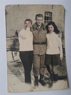 żołnierz i dziewczyny (1527c)