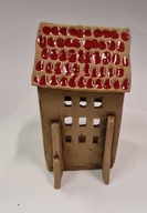 Domek z gliny. Praca ręczna. Spichlerz figurka, osłonka na świeczkę lampion