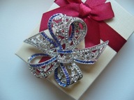 BROSZKA KOKARDA KRYSZTAŁKI + PUDEŁKO PREZENTOWE