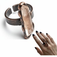 UNIKATOWY PIERŚCIONEK BOHO Z NATURALNYM KWARCEM W KOLORZE ŁOSOSIOWYM